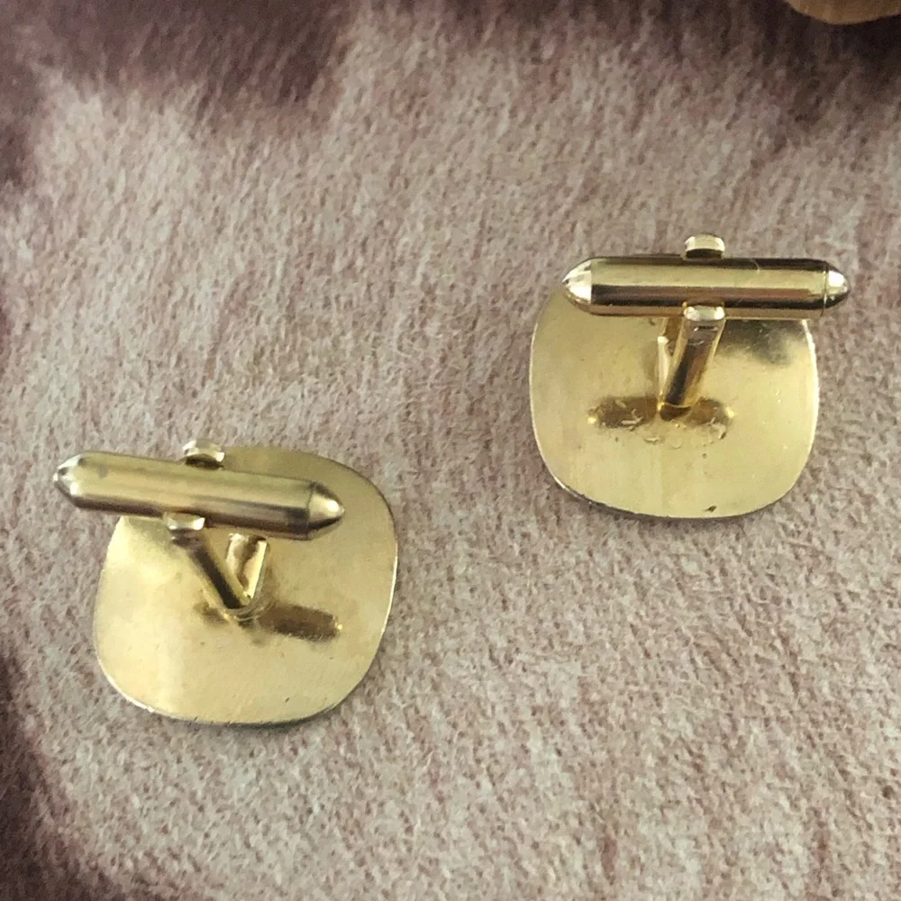 Vintage men’s Swank etched gold cuff links